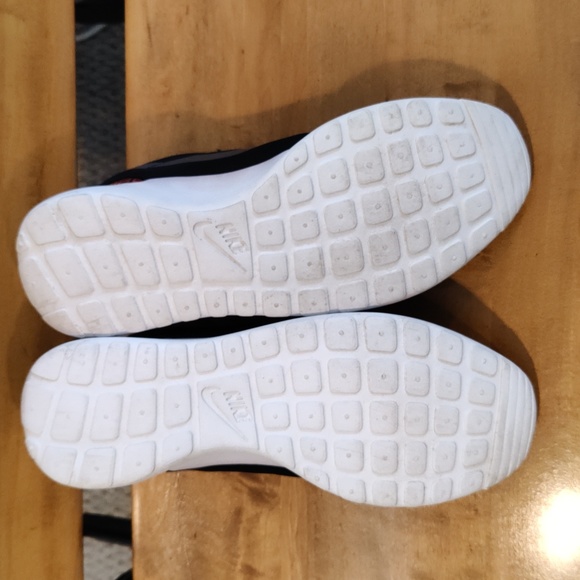 Nike Roshe run QS men's size 8 -#BETRUE- Rainbow Pride colorway - Picture 8 of 9